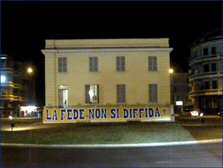 Striscione BOYS in p.le Risorgimento: ''La fede non si diffida''
