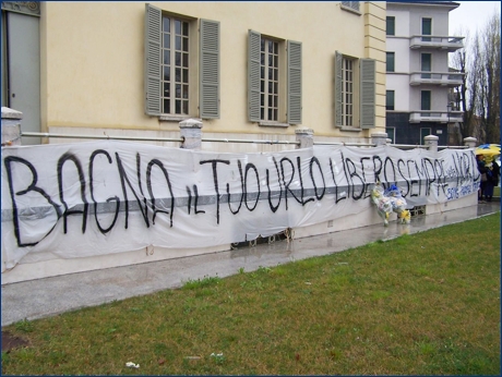 Striscione BOYS in p.le Risorgimento: ''Bagna il tuo urlo libero sempre nella Nord. Boys Parma 1977''