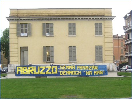 Striscione BOYS in p.le Risorgimento: ''Abruzzo: sèmma pramzàn, dèmmogh 'na man!''