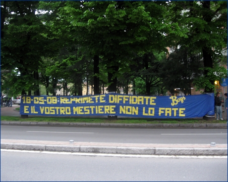 Striscione BOYS in viale Partigiani: ''18-05-08: reprimete diffidate e il vostro mestiere non lo fate - BOYS''