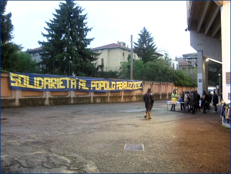 BOYS, sotto la Curva Nord Matteo Bagnaresi di Parma. Striscione: ''Solidarietà al popolo abruzzese'' e banchetto BOYS e Caritas per raccolta fondi