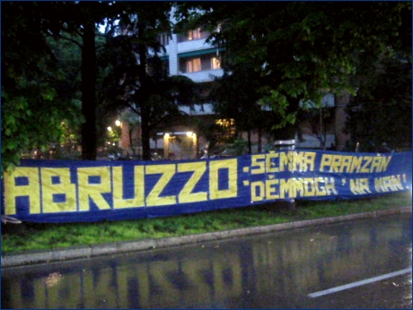 Striscione BOYS in viale Partigiani: ''Abruzzo: sèmma pramzàn, dèmmogh 'na man!''