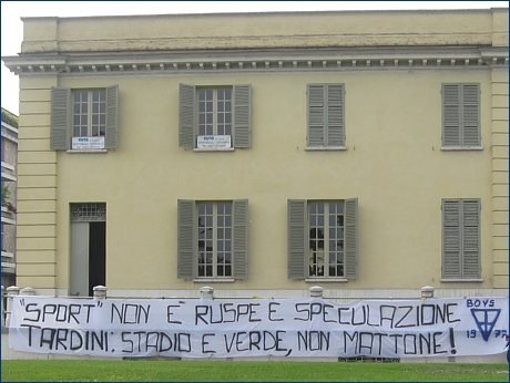 Striscione BOYS al Petitot di p.le Risorgimento: '''Sport'' non è ruspe e speculazione. Tardini: stadio e verde, non mattone! BOYS 1977''