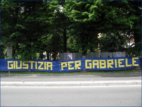 Striscione BOYS in viale Partigiani: ''Giustizia per Gabriele''