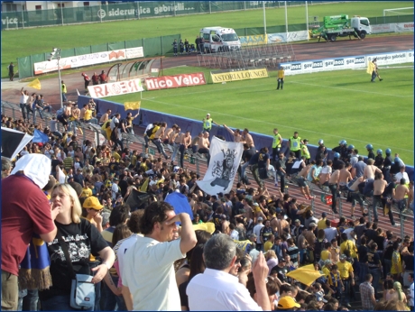 Tifoseria del Parma a Cittadella. Il Parma è matematicamente in Serie A