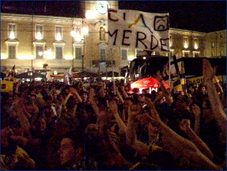 Ultras e tifosi gialloblù in piazza Garibaldi a Parma, festeggiano il ritorno del Parma in Serie A