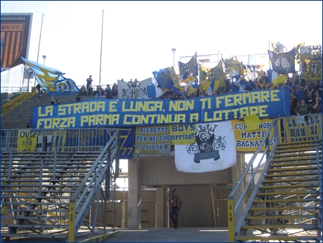 Striscione Boys: ''La strada  lunga, non ti fermare. Forza Parma continua a lottare''. Boys Parma 1977 a Bergamo per Atalanta-Parma