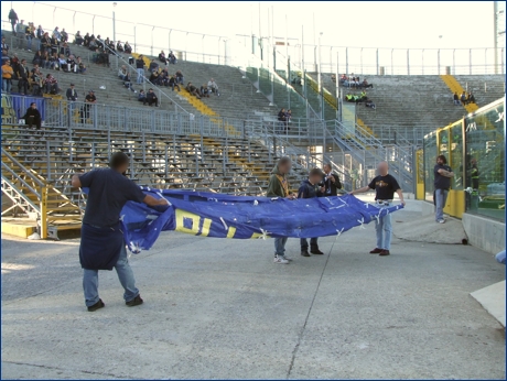 Lo striscione ''No alla Tessera del Tifoso'' viene fatto rimuovere. BOYS PARMA 1977 a Bergamo per Atalanta-PARMA