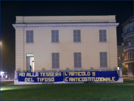 Striscioni BOYS al Petitot di p.le Risorgimento: ''No alla Tessera del Tifoso'' e ''L'articolo 9  incostituzionale''