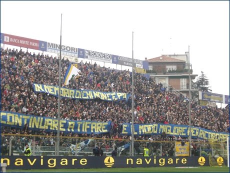 Striscioni BOYS in Curva Nord di Parma: ''In memoria di chi non c' pi. Continuare a tifare  il modo migliore per ricordare''