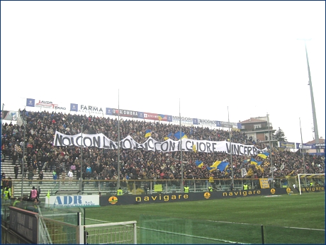 BOYS, Curva Nord di Parma. Striscione: ''Noi con la voce, voi con il cuore... vinceremo''