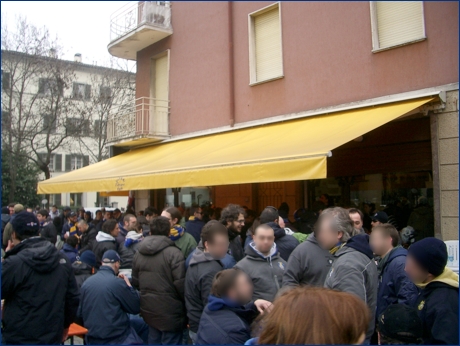 Ultras e tifosi, giallobl e blucerchiati, al bar Gianni