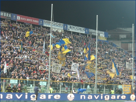 BOYS, Curva Nord di Parma. Sciarpe e bandiere