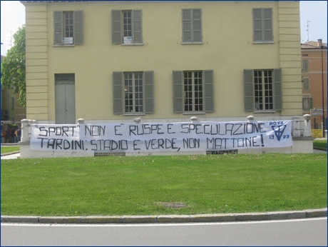 Striscione BOYS al Petitot di p.le Risorgimento: ''''Sport'' non  ruspe e speculazione. Tardini: stadio e verde, non mattone! Boys 1977''