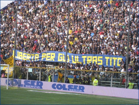 BOYS, curva nord di Parma. Striscione: ''Libert per gli Ultras Tito''