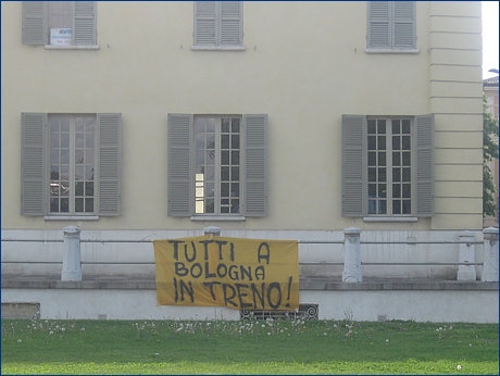 Striscione BOYS al Petitot di p.le Risorgimento: ''Tutti a Bologna in treno!''