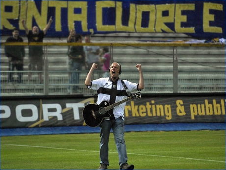 Antonio Benassi sul campo del Tardini esegue ''Forza Parma'', l'inno del club crociato