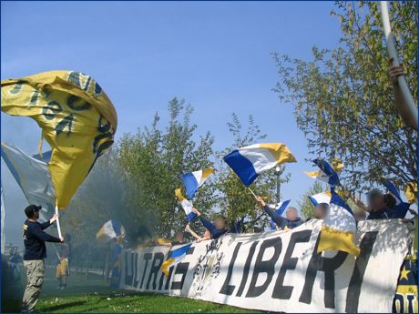 Striscione 'Ultras Liberi' e bandiere Gialloblu al Centro Sportivo di Collecchio