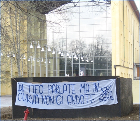 03-04-2009 Centro Congressi di via Toscana. Striscione BOYS: ''Di tifo parlate ma in Curva non ci andate. BOYS 1977''