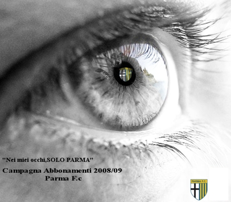 Il simbolo del Parma riflesso in una pupilla e lo slogan: Nei miei occhi solo Parma