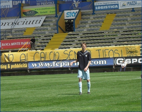 BOYS a PARMA-Lazio (Primavera). Nei distinti  appeso lo striscione ''No al calcio senza tifosi - Boys Parma 1977''