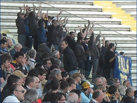 BOYS a PARMA-Lazio (Primavera). In tribuna laterale con le mani alzate
