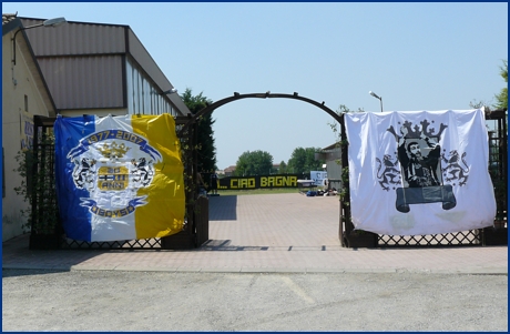 L'ingresso al BOYSraduno 2008, tra un grande tricolore parmigiano (con il simbolo BOYS dei 30 anni al centro) e una bandiera in ricordo del Bagna. Foto ultras