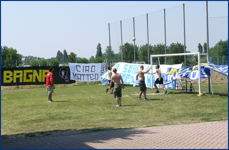 Ragazzi del Gruppo giocano a calcio in pausa durante l'allestimento del raduno. Foto ultras