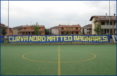 Lo striscione blu 'Curva Nord Matteo Bagnaresi' al Triangolare di calcetto del BOYSraduno2008. Foto ultras