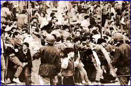 PARMA-Reggiana 04-05-1986. Polizia e Carabinieri schiacciano Ultras e tifosi contro il muretto della Nord