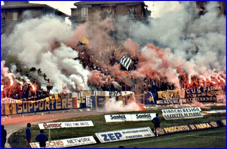 PARMA-Reggiana 04-05-1986. Fumogeni e torce in Curva Nord