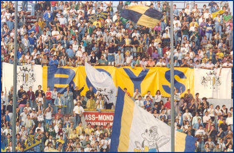 Lo striscione BOYS con scudi tra leoni, al suo esordio in Parma-Bari dell'8 settembre 1991