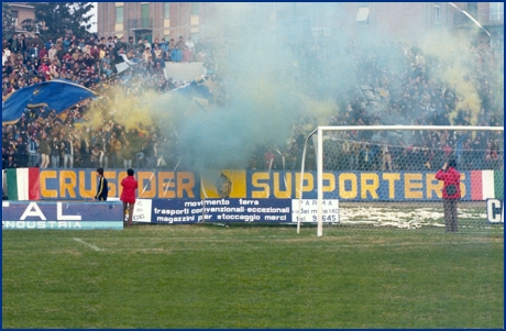 Lo striscione 'Crusader supporters' al suo esordio, al Tardini il 16 novembre 1980