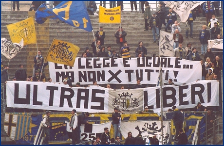 Lo striscione 'Ultras liberi' al suo esordio a Bergamo, il 9 marzo del 2003