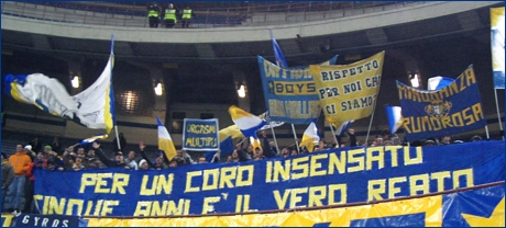 Settore ospiti di Milano, 12 gennaio 2006 (Inter-Parma di Coppa Italia). I Boys Parma 1977 espongono lo striscione: 'Per un coro insensato cinque anni  il vero reato'