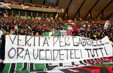 Italiani a Glasgow, prima di Scozia-Italia, alzano lo striscione: 'Verit per Gabriele... Ora uccideteci tutti'