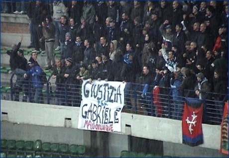 24-11-2007. Pisani a Verona, dietro il piccolo striscione 'Giustizia per Gabriele'