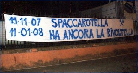 Striscione degli ultras di Bologna: '11-11-07 11-01-08 Spaccarotella ha ancora la rivoltella'