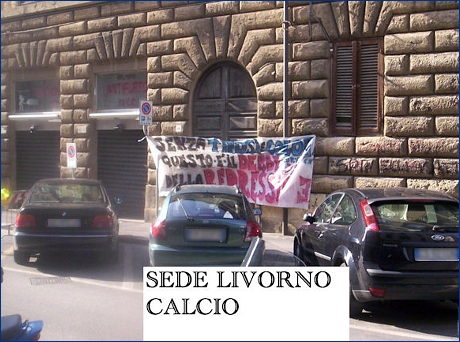 Striscione della Curva Nord di Pisa a Livorno (sede del Livorno calcio): ''Senza tifosi e colore questo  il derby della repressione''
