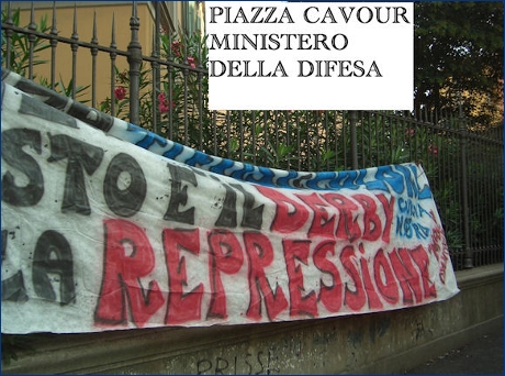Striscione della Curva Nord di Pisa a Livorno (piazza Cavour - Ministero della Difesa): ''Senza tifosi e colore questo  il derby della repressione''
