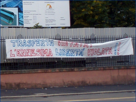 Striscione degli ultras della Curva Andrea Costa di Bologna: ''Trasferta vietata: l'ennesima libert violata''