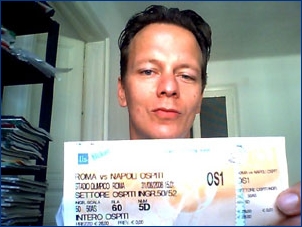 Il giornalista Reinhard Krennhuber mostra il suo biglietto dello stadio di Roma-Napoli