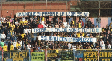 11-04-2009 Striscioni degli ultras della Juve Stabia: ''Ovunque si prega e la Lega se ne frega... il calcio non  tutto!!! Solidali con l'Abruzzo''