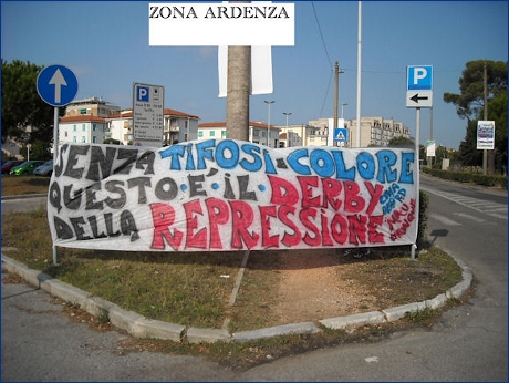 Striscione della Curva Nord di Pisa a Livorno (Zona Ardenza): ''Senza tifosi e colore questo  il derby della repressione''
