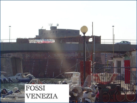 Striscione della Curva Nord di Pisa a Livorno (Fossi Venezia): ''Senza tifosi e colore questo  il derby della repressione''