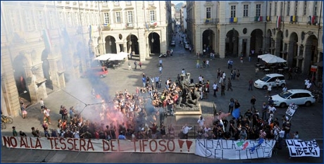 08 settembre 2009. Ultras di Torino e Juventus in piazza Palazzo di Citt, davanti al municipio, per protestare contro la Tessera del Tifoso