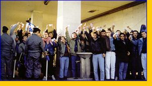 Napoli-Atalanta 1989/90. Ultras e tifosi dell'Atalanta, in stazione a Cassino, mostrano i biglietti dello stadio in loro possesso. Quei biglietti di cui, secondo la polizia, sarebbero stati sprovvisti