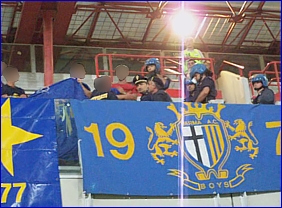BOYS a Cesena (27-08-06). La Polizia di Stato (?) interviene per far rimuovere lo striscione 'Per un calcio pulito... un calcio a Matarrese'
