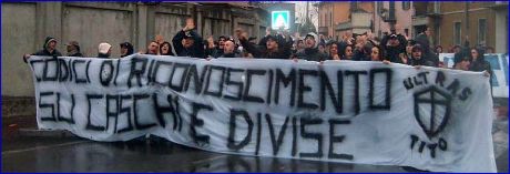 Brescia, 18 febbario 2006, Manifestazione Ultras per Paolo. Striscione degli Ultras Tito: 'Codici di riconoscimento su caschi e divise'