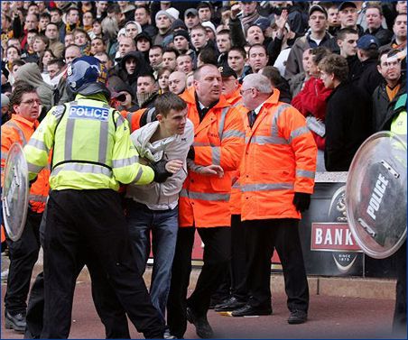 Wolverhampton-West Bromwich Albion. Tifoso fermato in campo dalla polizia